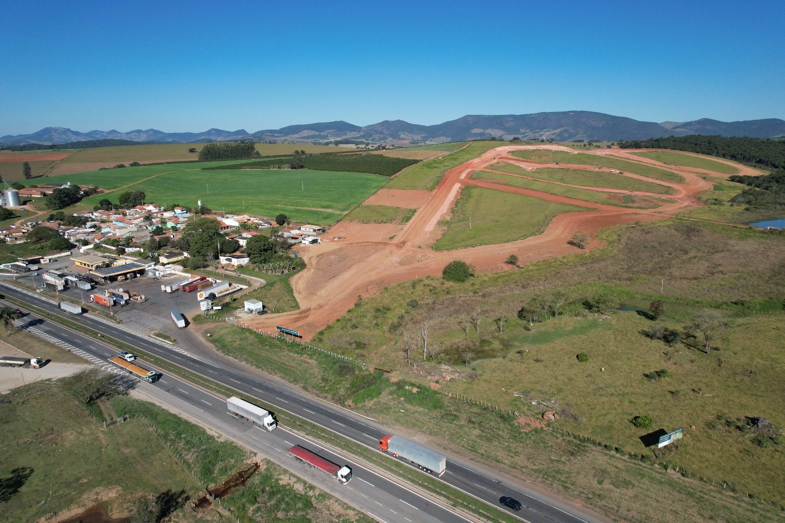 Vista aérea do terreno do Empresarial Bela Vista às margens da Rodovia Fernão Dias, ao lado do Posto Aliança